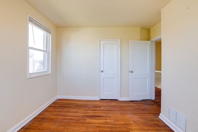 Building Photo - Charming End-Unit Townhome