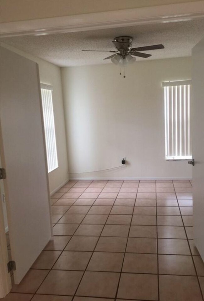 Building Photo - Lovely Home Available in the Royal Manor S...