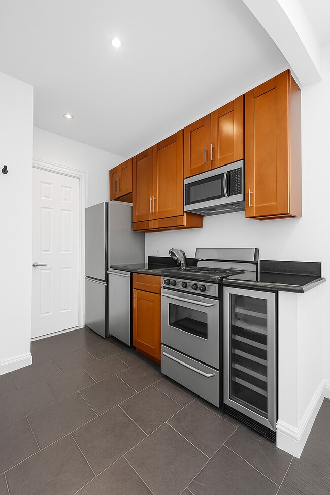 Building Photo - 145 E 26th St