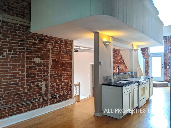 Building Photo - 3233 Osage St