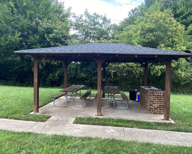 Building Photo - Darling Townhouse in Willow Terrace - ready for you to move in!