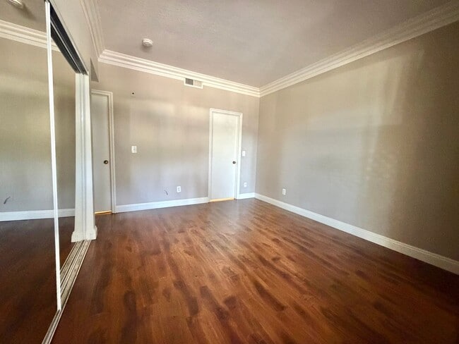Building Photo - Great One Bedroom in the heart of Mission Valley! Parking and Laundry!
