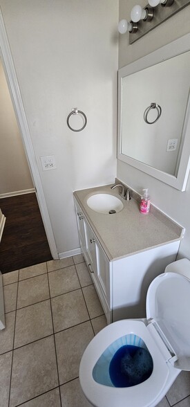 Full bath (Bathroom 1) - 6083 Bolamo Ct