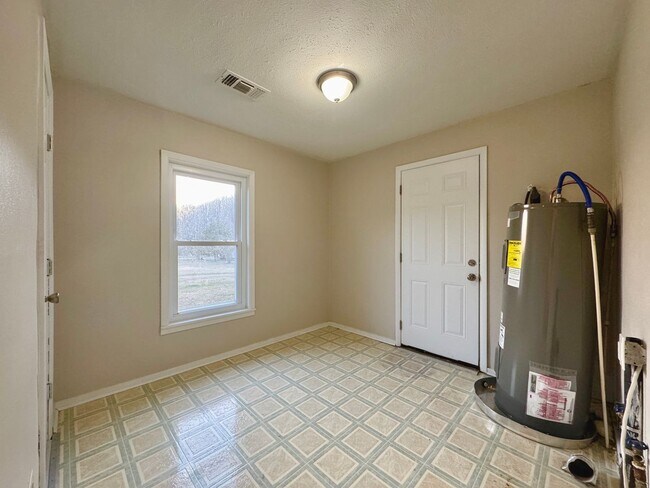 Building Photo - 2 Bedroom/ 1 Bath Home Between Cave City and Batesville!