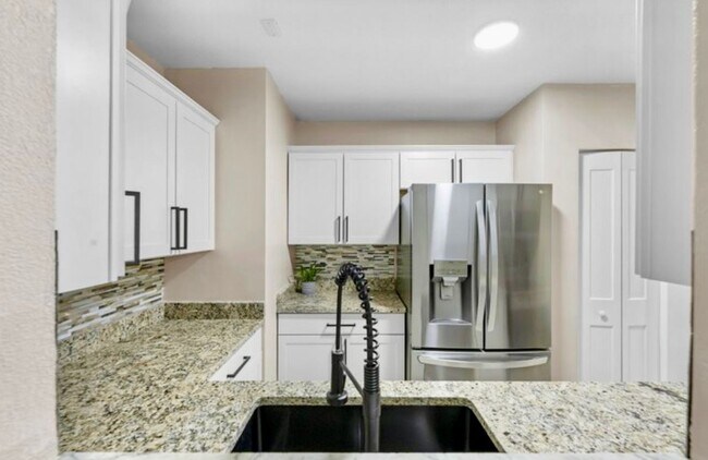 Building Photo - Updated 2 bedroom 1 bath with a Bonus Room