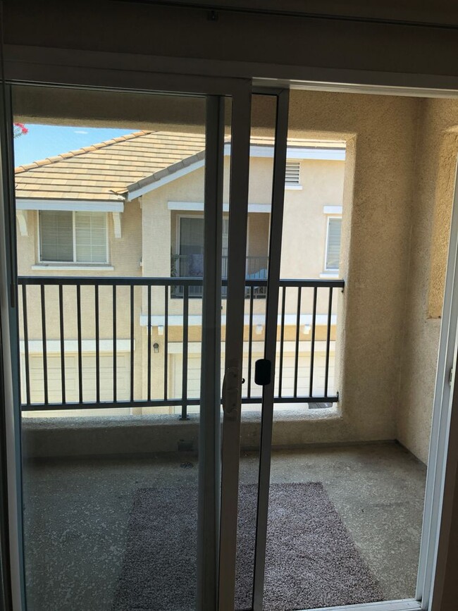 Building Photo - Upgraded 2 bedroom 2 bath condo in great c...