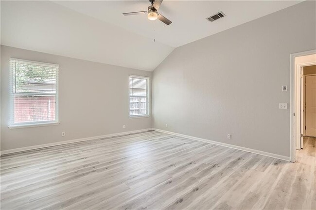 Building Photo - 102 Evergreen Cir