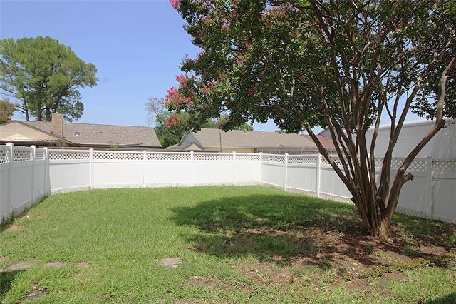 Building Photo - 2805 Meadow Park Dr