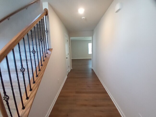 Building Photo - 70 Parkwood Ct