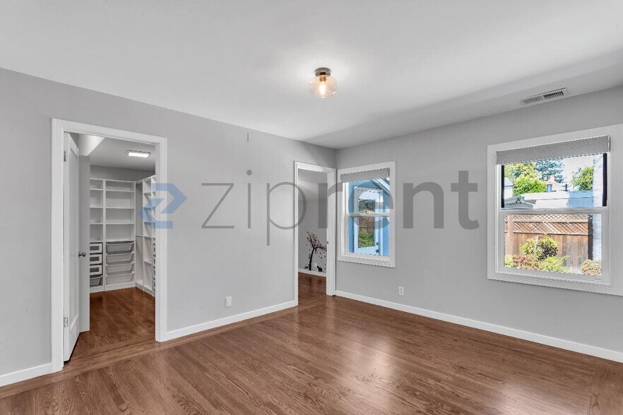 Building Photo - Unit