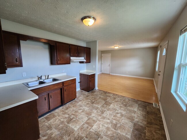 Building Photo - 203 1/2 Dove Dr