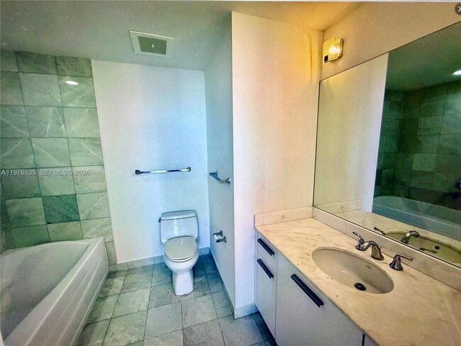 Building Photo - 1060 Brickell Ave