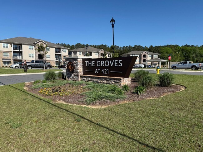 Building Photo - The Groves at 421