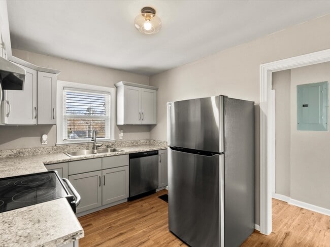 Building Photo - 1403 Lowell Dr SE