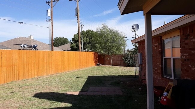 Building Photo - Available JULY 1st! Beautiful clean open concept home!