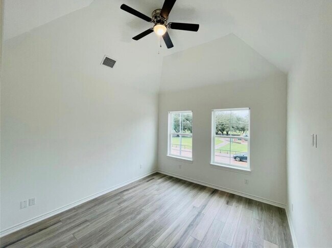 Building Photo - 3233 Real St