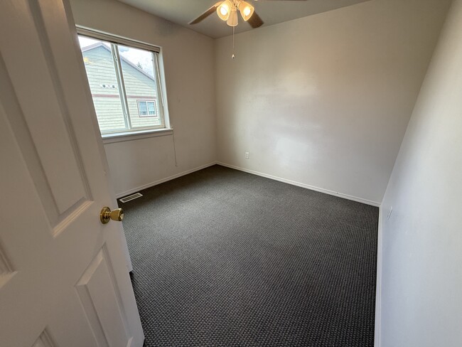 Building Photo - 913 Cardinal Dr