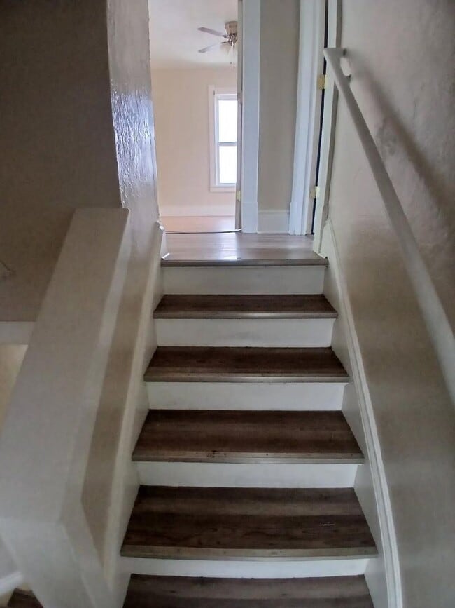 Building Photo - 4 Bed 1 Bath
