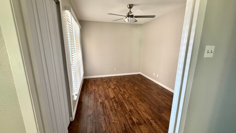 Building Photo - 1803 Redbud Cir