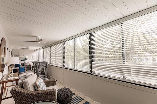 Building Photo - 1055 W Peppertree Dr