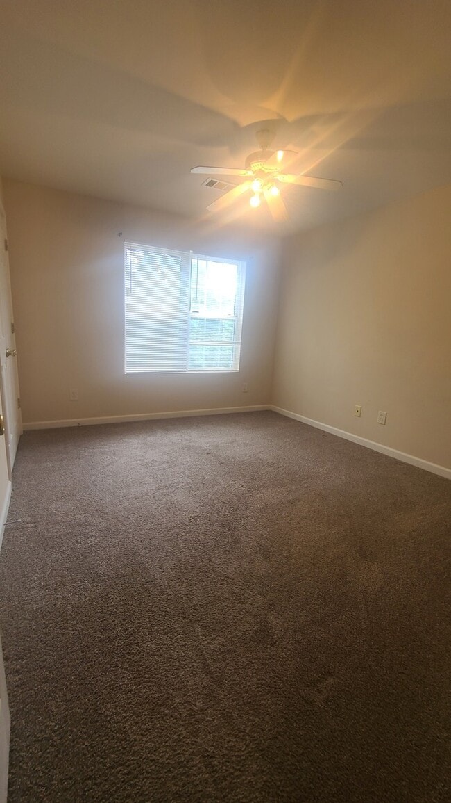 Building Photo - 2/1.5 End Unit Townhome close to downtown ...