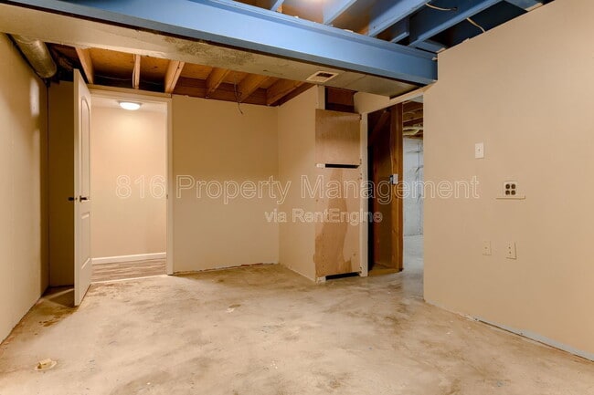 Building Photo - 164 SW Robin Rd
