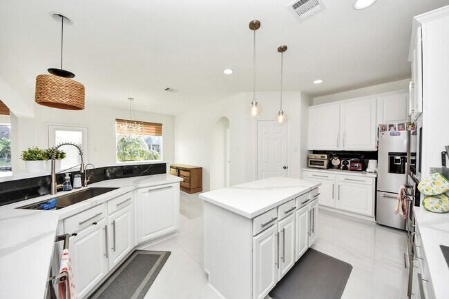 Building Photo - 17859 Camp Cove Dr