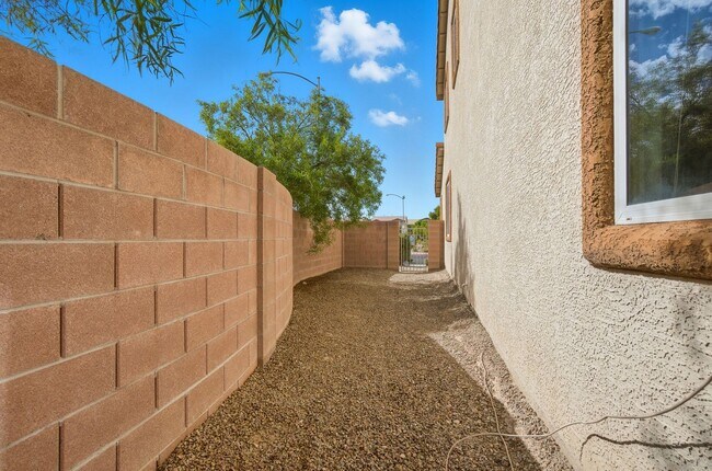 Building Photo - 4 Bedroom House in a Northeast Gated Community