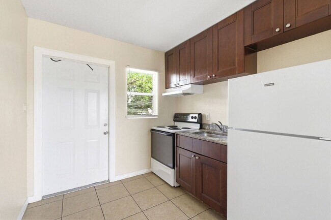 Building Photo - Updated 2-bedroom apartment in St. Petersburg offering 650 square feet of refreshed living space ...