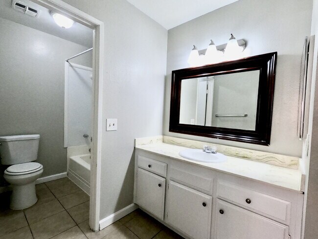 Building Photo - 3 BEDROOM CONDO | COMMUNITY POOLS + WALKING TRAILS | CENTRAL LAS VEGAS LOCATION