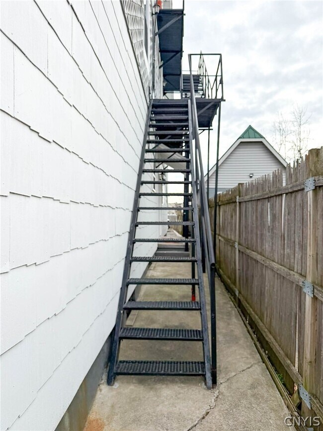 Building Photo - 1015 White Pl