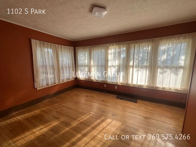 Building Photo - 1102 S Park-
