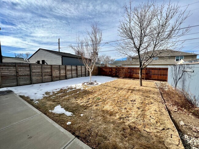 Building Photo - $0 DEPOSIT OPTION. CLASSIC CHARACTER MEETS COMFORT: 2-BED, 1-BATH IN AN INVITING TRIPLEX