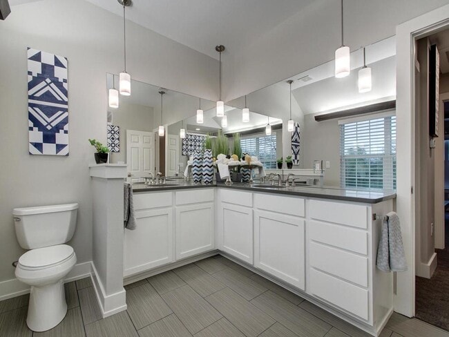 Building Photo - 202 S College St