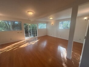 Building Photo - 552