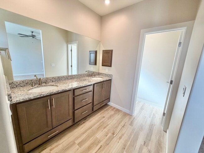 Building Photo - Beautiful 3 Bedroom Home In Desert Color!