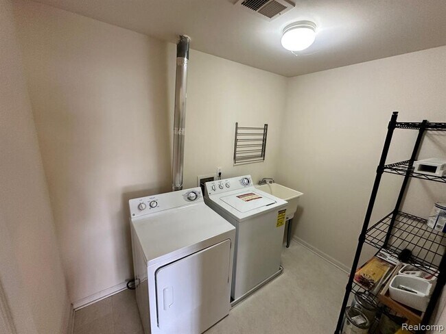 Building Photo - 39700 Rockcrest Ln