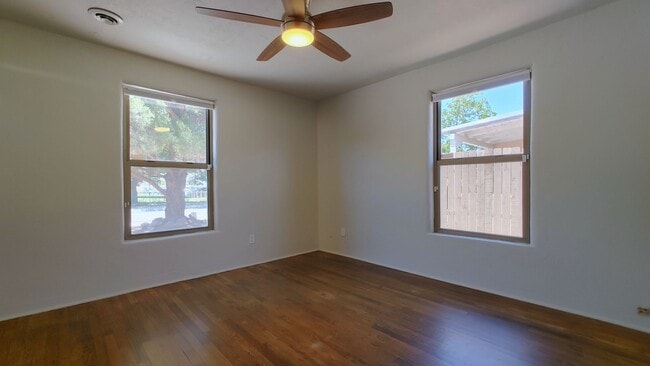 Building Photo - 808 Vassar Dr NE