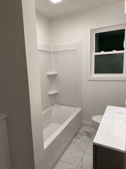 Building Photo - 730 E Shore Dr