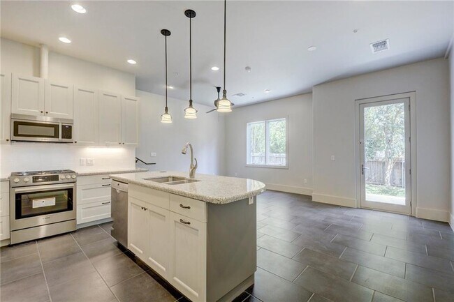 Building Photo - 206 E Live Oak St