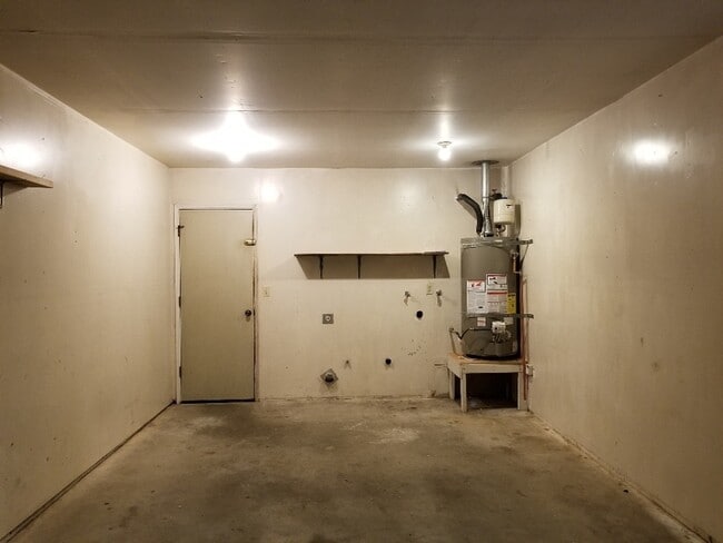 Building Photo - 1685 Cloverlawn Dr