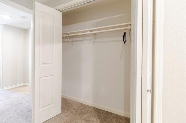 Building Photo - 6915 10 Oaks Cir