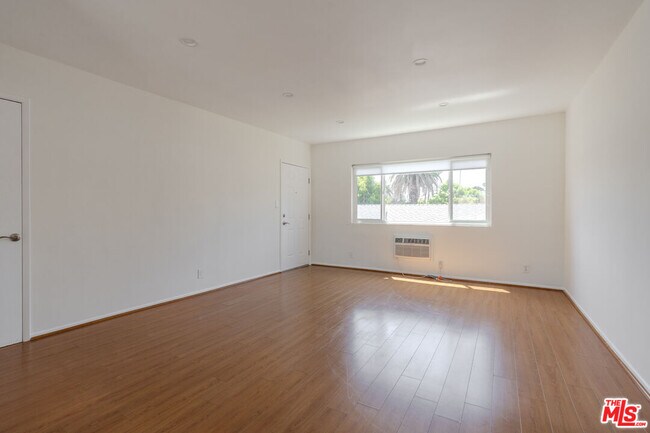 Building Photo - 2210 S Sycamore Ave