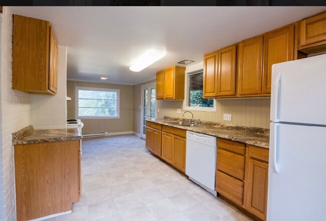 Building Photo - 3 bedroom 1 bathroom house close to Hendricks Park!