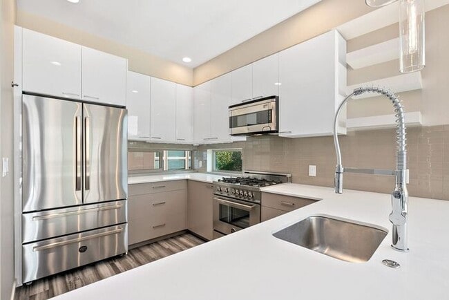 Building Photo - Elegant Mt. Baker End Unit Townhome with AIR CONDITIONING