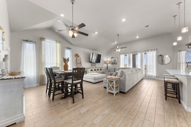 Building Photo - Upscale Living!