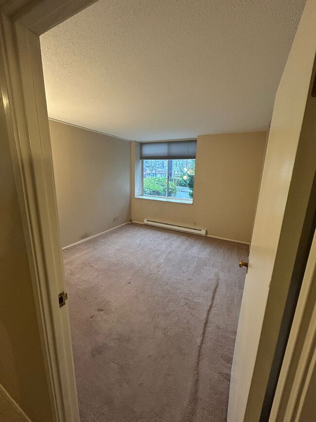 Building Photo - Fantastic 2 Bed 2 Bath Condo in the U Dist...