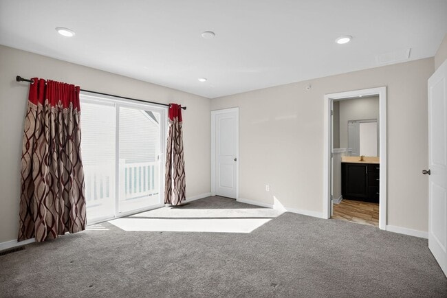 Building Photo - Beautiful 3 Bedroom, 2.5 Bath Bridgeport T...