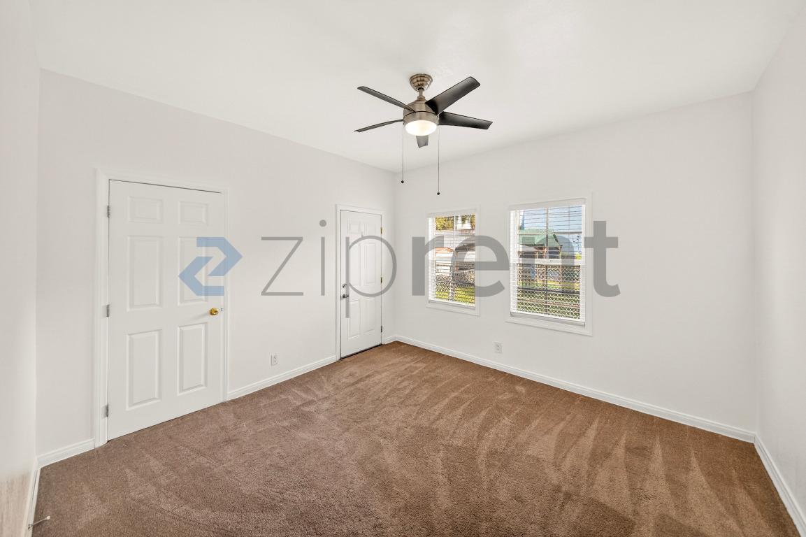 Building Photo - 4062 S Budlong Ave