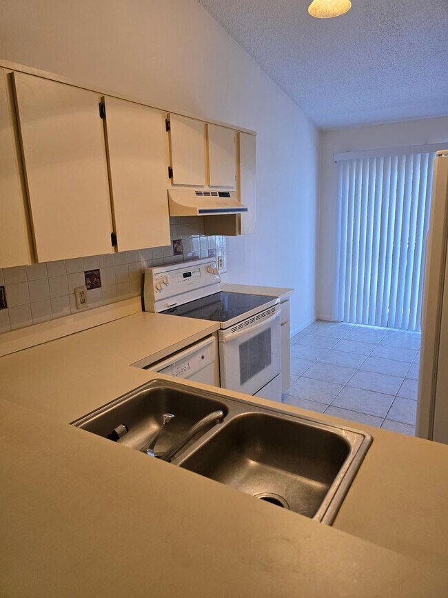 Building Photo - 1200 Tamiami Ln